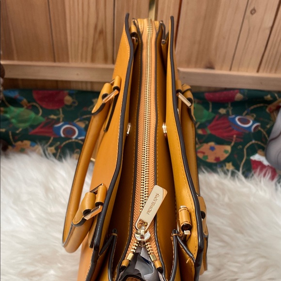 Michael Kors Hope large satchel in marigold yellow saffiano leather. - Picture 8 of 15